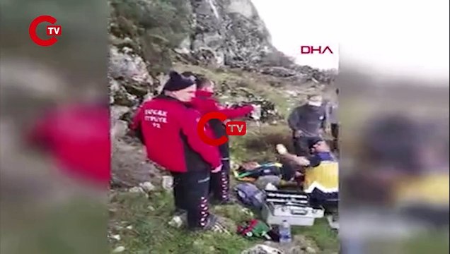 MANTAR TOPLAMAYA GİTTİĞİ DAĞDA UÇURUMDAN DÜŞÜP YARALANDI