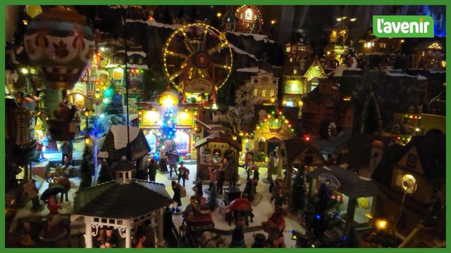 Un merveilleux village de Noël derrière les fenêtres de la maison de Luc et Christelle à Tournai