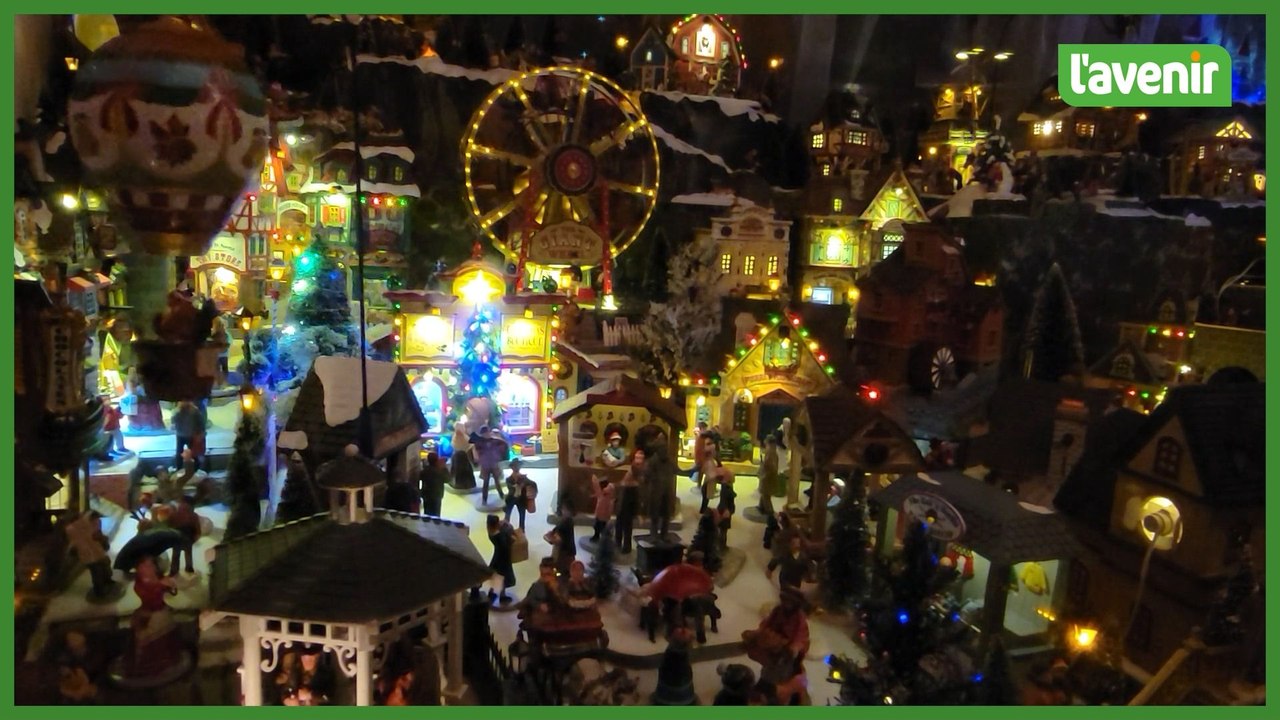 Un merveilleux village de Noël derrière les fenêtres de la maison de Luc et Christelle à Tournai