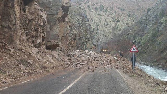 Artvin-Ardahan kara yolu heyelan nedeniyle ulaşıma kapandı