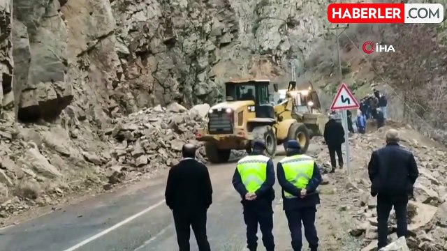 Artvin-Ardahan kara yolunda heyelan: Yol çift taraflı ulaşıma kapandı
