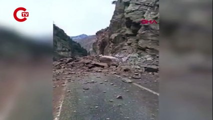 Artvin'de heyelan: Karayolu kapandı