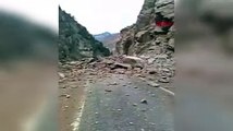 Artvin'de heyelan: Düşen kayalar kara yolunu kapattı