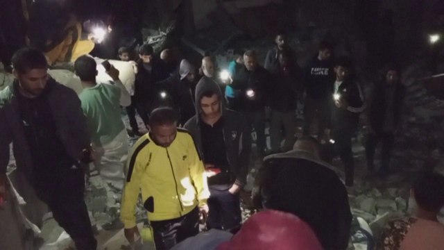 غارة إسرائيلية تخلف دمارا كبيرا بمنطقة الزوايدة وسط قطاع #غزة.. و30 شخصا تحت الأنقاض #العربية