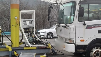 충북 진천서 화물차 LPG 충전기 충돌...2차 피해 없어 / YTN