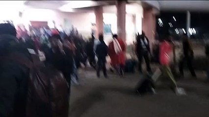 Video: सुबह की जगह रात में आई यह ट्रेन, उतरते ही ऐसे दिखे यात्री