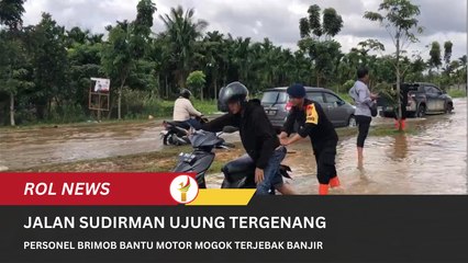 Jalan Sudirman Ujung Tergenang, Personel Brimob Bantu Motor Mogok Terjebak Banjir