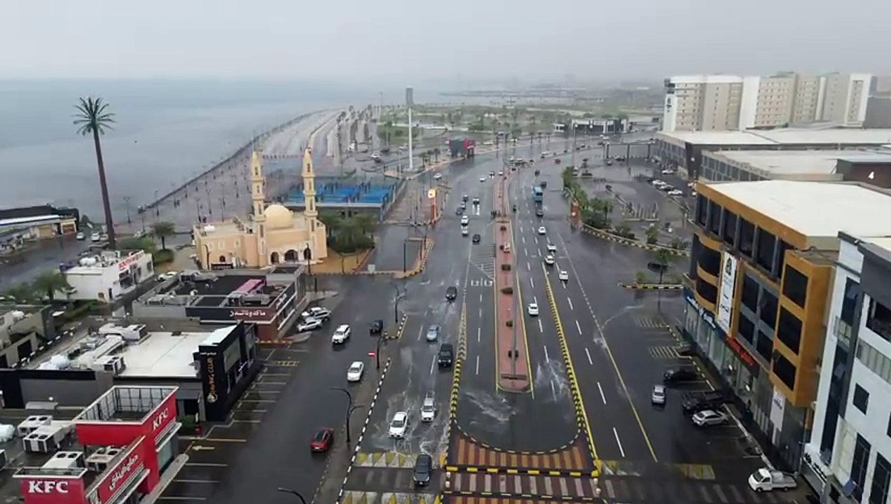 أمطار الفجر بجازان.. "الأمانة" تكثّف جهودها وفرقها الميدانية تباشر و"المدني" يحذّر