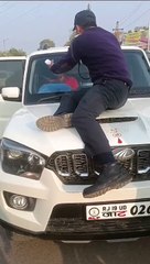 एसयूवी नहीं रोकी तो कांस्टेबल बोनट पर चढ़ा, चालक ने आधी किमी दौड़ाई एसयूवी