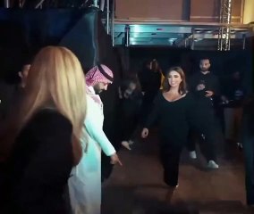 خلال حفل محمد عبده: مقطع مُصوّر يوثق للقاء أنغام ولارا فابیان