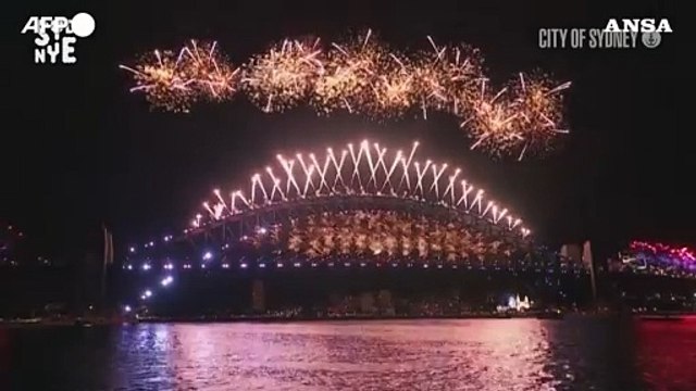 Capodanno, lo spettacolo dei fuochi d'artificio su Sydney
