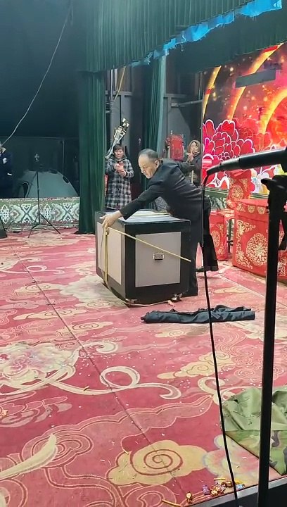 How is Possible ( Magic Show )