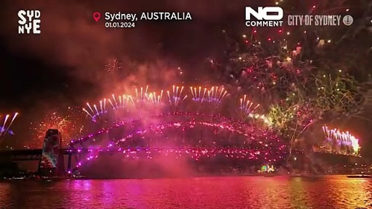 Capodanno: i fuochi d'artificio illuminano la baia di Sydney