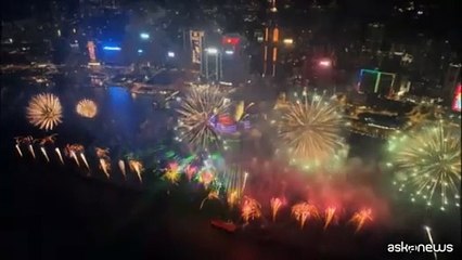 Hong Kong e Taiwan festeggiano l'arrivo del 2024 con i fuochi d'artificio