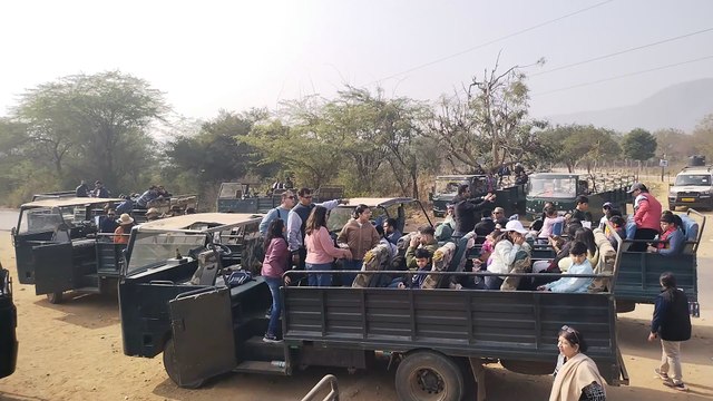 There was a crowd of tourists to visit the Aravali valleys, the center