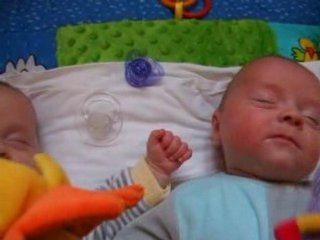 DSCF3666 Nathan mange Hugo - vidéo