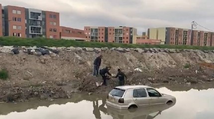 En video: por evitar el trancón de la autopista Sur un vehículo cayó a un lago en Soacha