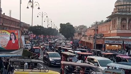 स्मारकों पर पहुंचे 45 हजार से ज्यादा सैलानी, शहर में जाम के हालात