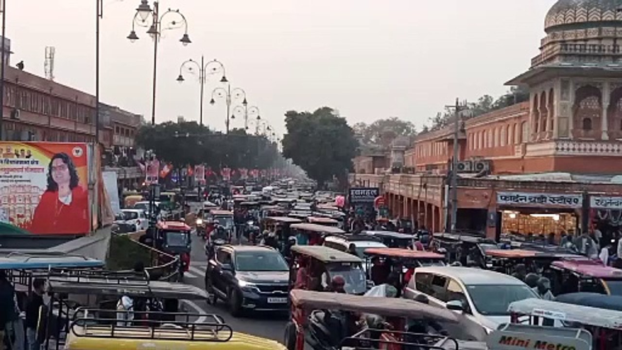 स्मारकों पर पहुंचे 45 हजार से ज्यादा सैलानी, शहर में जाम के हालात