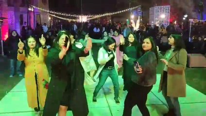 नए साल के स्वागत में जश्न में डूबे रहे उत्साहित लोग