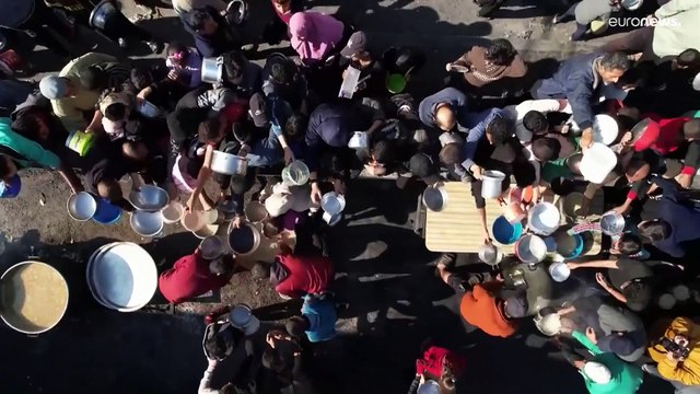 شاهد: طوابير الجوع في رفح.. شبح المجاعة يهدد حياة مئات آلاف النازحين