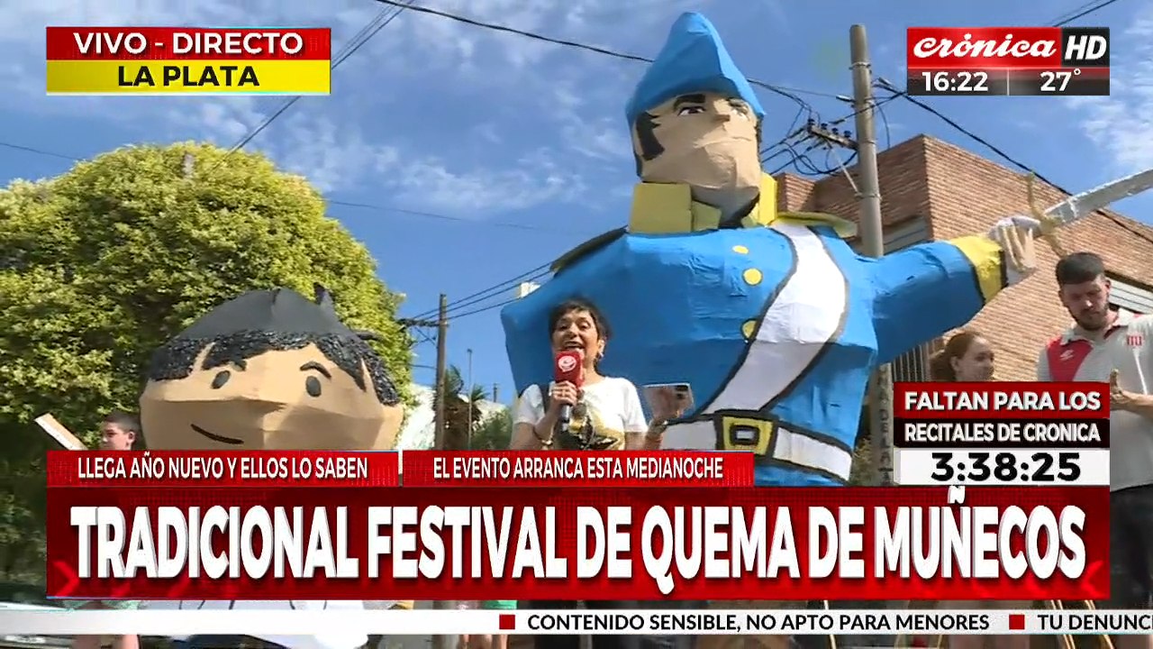 Tradicional festival de quema de muñecos en La Plata
