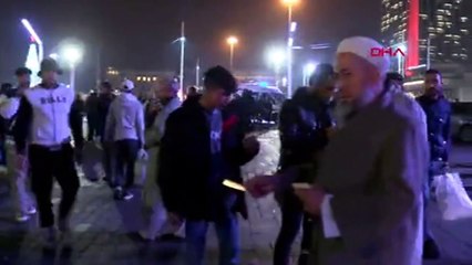 Tebliğciler yılbaşında da boş durmadı... Kutlamalarda bildiri dağıttılar