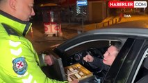 Polis Yeni Yıl Denetiminde Sürücülere Çikolata Dağıttı