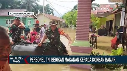 Personel TNI Bagikan Bantuan Makanan pada Korban Banjir di Rokan Hulu, Riau