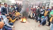 केंद्र सरकार के नए कानून का विरोध, टायर जलाकर किया प्रदर्शन