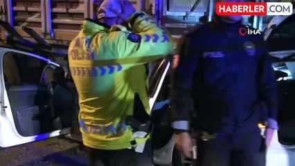 Esenler'deki feci kazada otomobil park halindeki tırın altına girdi: 2 yaralı