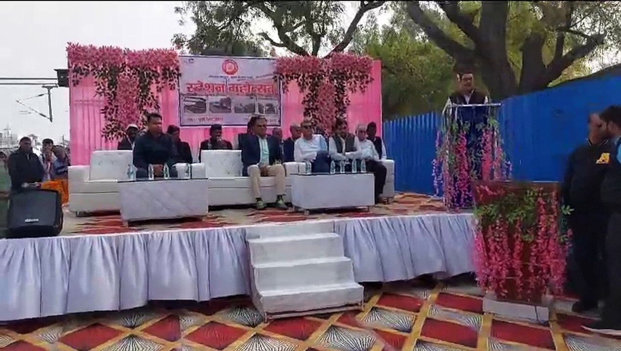 railway station: रेलवे स्टेशन पर क्यों किया नृत्य