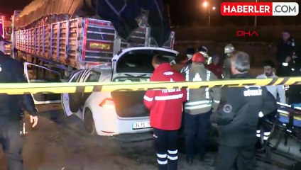 Esenler'de Otomobil TIR'ın Altına Girdi: 2 Kişi Ağır Yaralandı