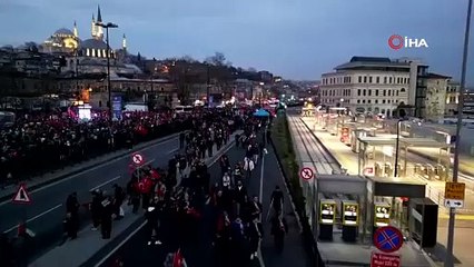 Galata Köprüsü'nde, "Şehitlerimize Rahmet, Filistin'e Destek, İsrail'e Lanet" yürüyüşü