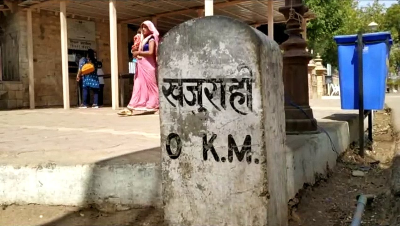 पश्चिमी समूह के मंदिर देखने पहुंचे देसी विदेशी पर्यटक
