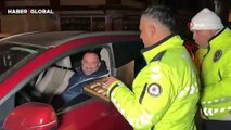Sürücüler çikolata yedi: Polis bu sefer ceza yerine çikolata dağıttı
