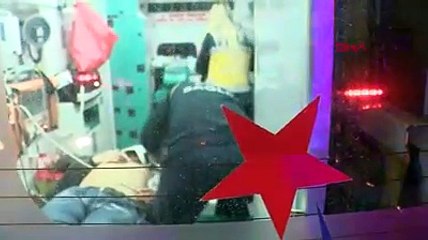 Otomobil park halindeki TIR'ın altına girdi