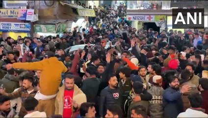 हिमाचल प्रदेश: धर्मशाला के मैक्लोडगंज में लोग नए साल 2024 की शुरुआत का जश्न मना रहे हैं