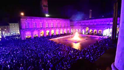 Addio 2023: il video del vecchione che brucia in piazza Maggiore