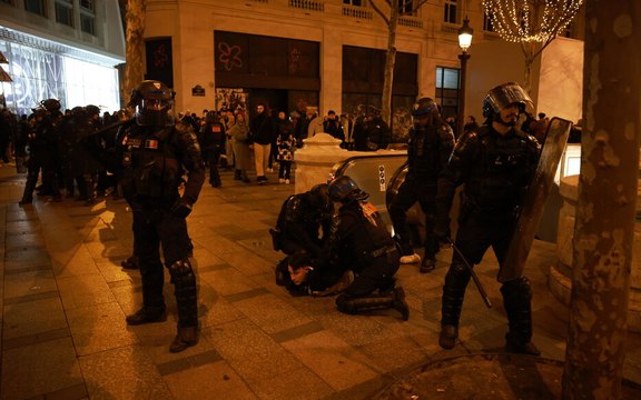 Nouvel an : une « nuit calme » d'après Gérald Darmanin, le nombre d'interpellations en baisse