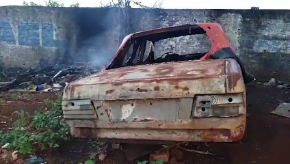 Carro antigo é destruído em incêndio no Santa Cruz