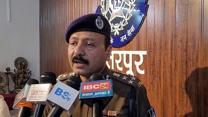 नारी सुरक्षा कार्ड वितरित करते एसपी