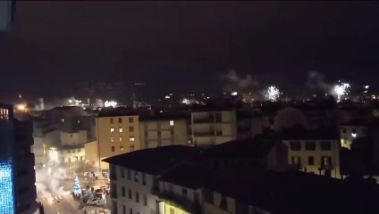 Descargar video: Capodanno a Firenze, scocca la mezzanotte: i fuochi d'artificio illuminano la citt?