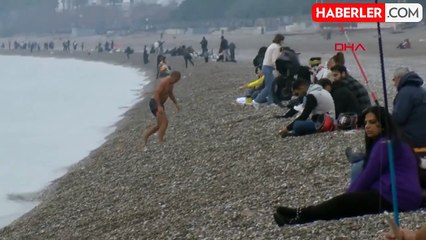 Yerli ve Yabancılar Antalya'da 2024'ün İlk Gününde Denize Girdi