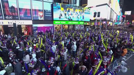 Milhares de pessoas celebram 2024 na Times Square