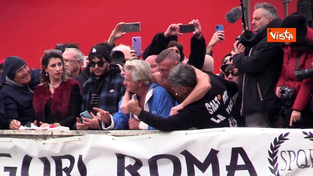 Il tradizionale tuffo nel Tevere il primo dell'anno, ma a sorpresa Mr Ok non si tuffa