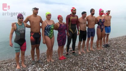 Yılın ilk günü deniz kirliliğine dikkat çekmek için yüzdüler