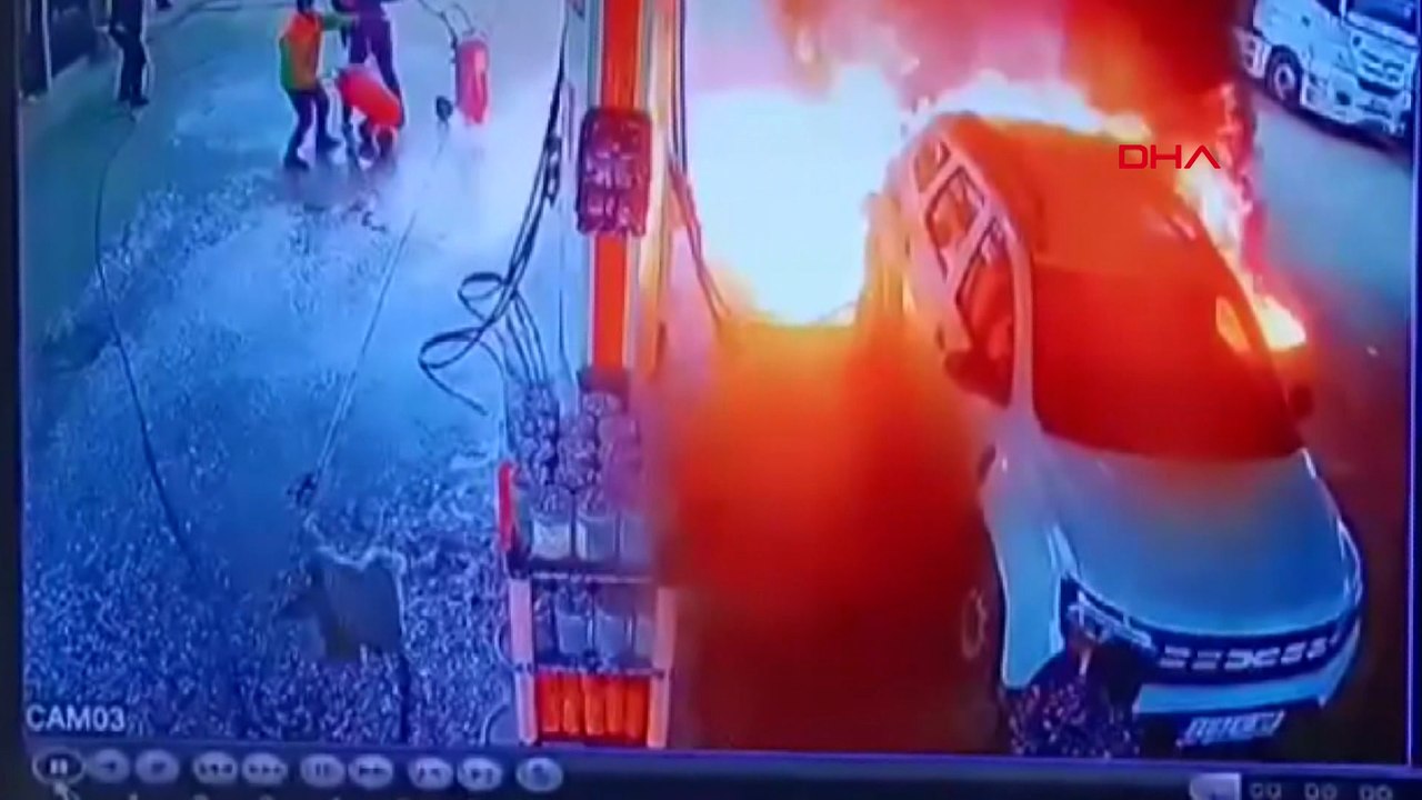 Diyarbakır'da akaryakıt istasyonunda otomobilin alev alması güvenlik kamerasında