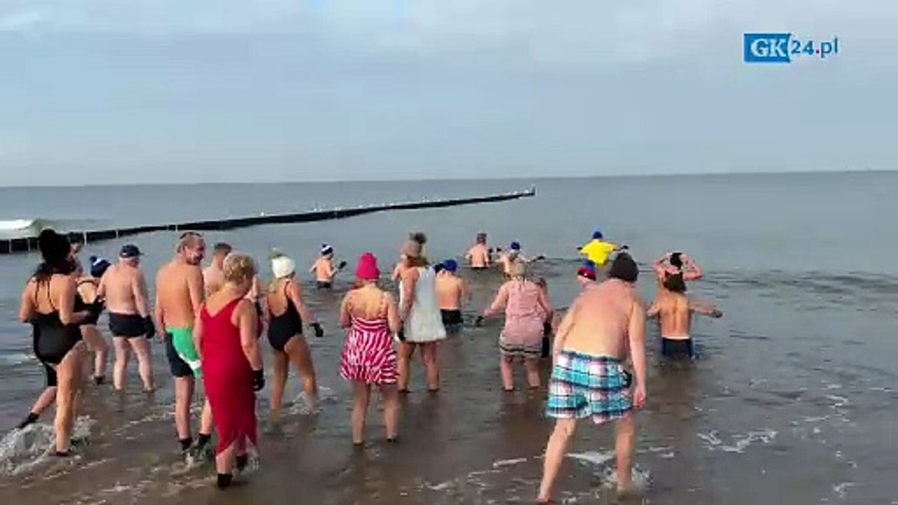 Noworoczna kąpiel w Mielnie. Morsy powitały 2024 rok