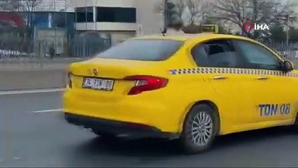Elektrikli scooterla tehlikeye aldırış etmeyen iki kız arkadaş böyle görüntülendi